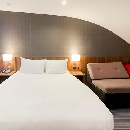 Belvilla Crewe City Centre Hotel Lifestyle Bagian luar foto