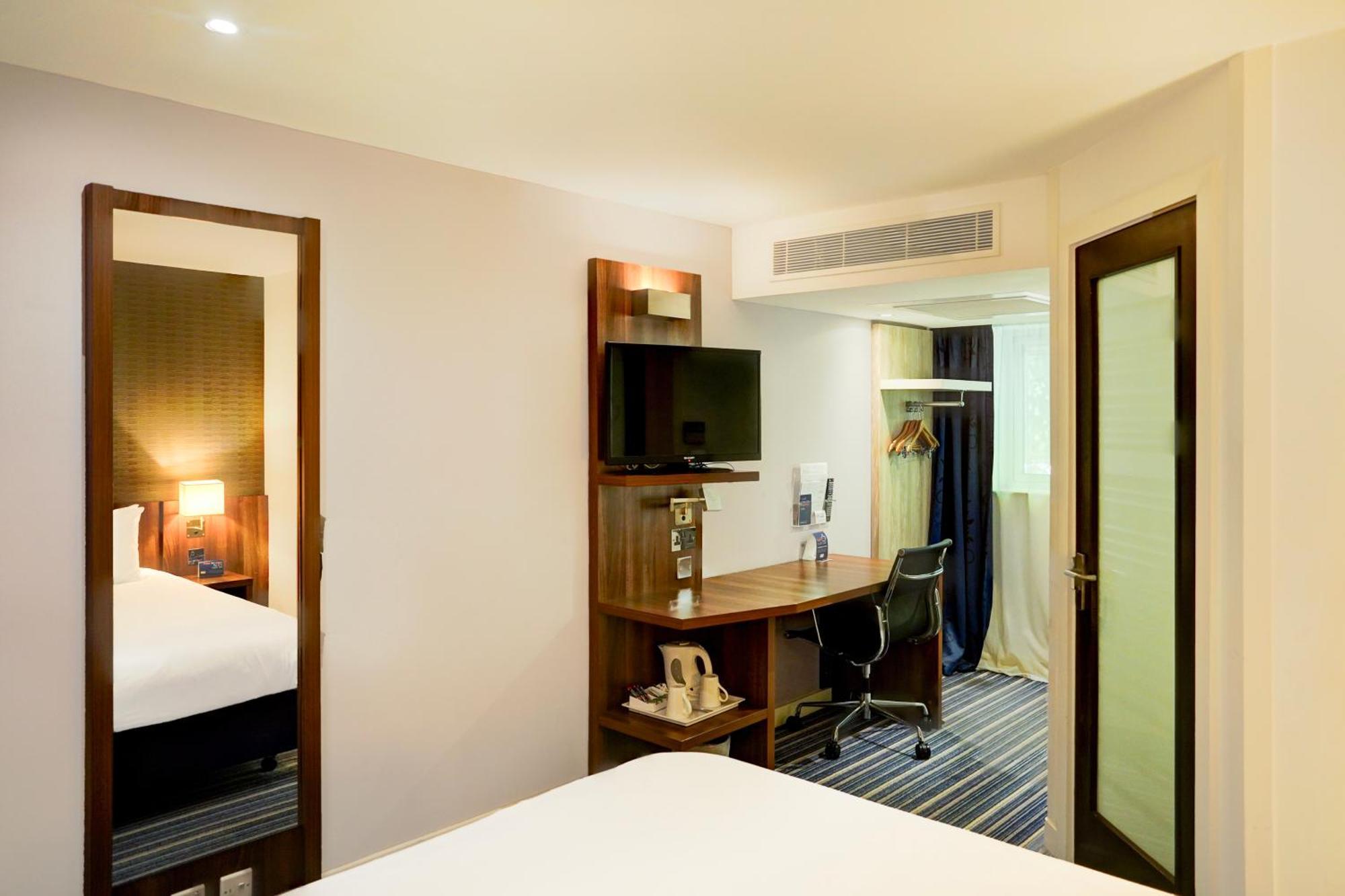 Belvilla Crewe City Centre Hotel Lifestyle Bagian luar foto
