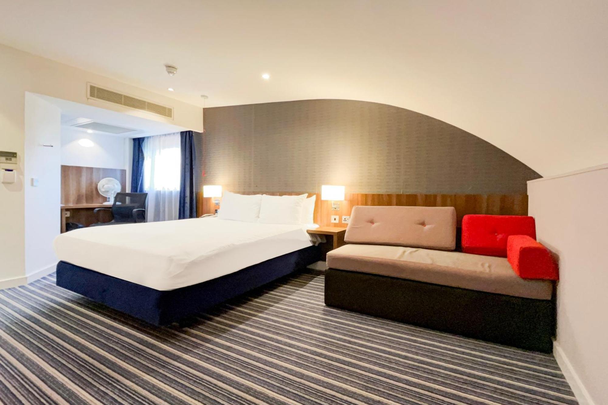 Belvilla Crewe City Centre Hotel Lifestyle Bagian luar foto