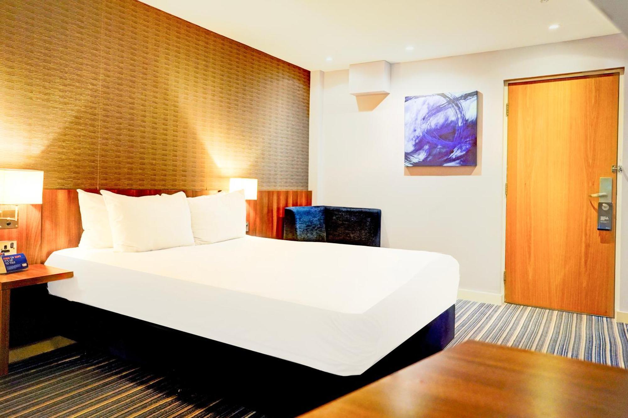 Belvilla Crewe City Centre Hotel Lifestyle Bagian luar foto