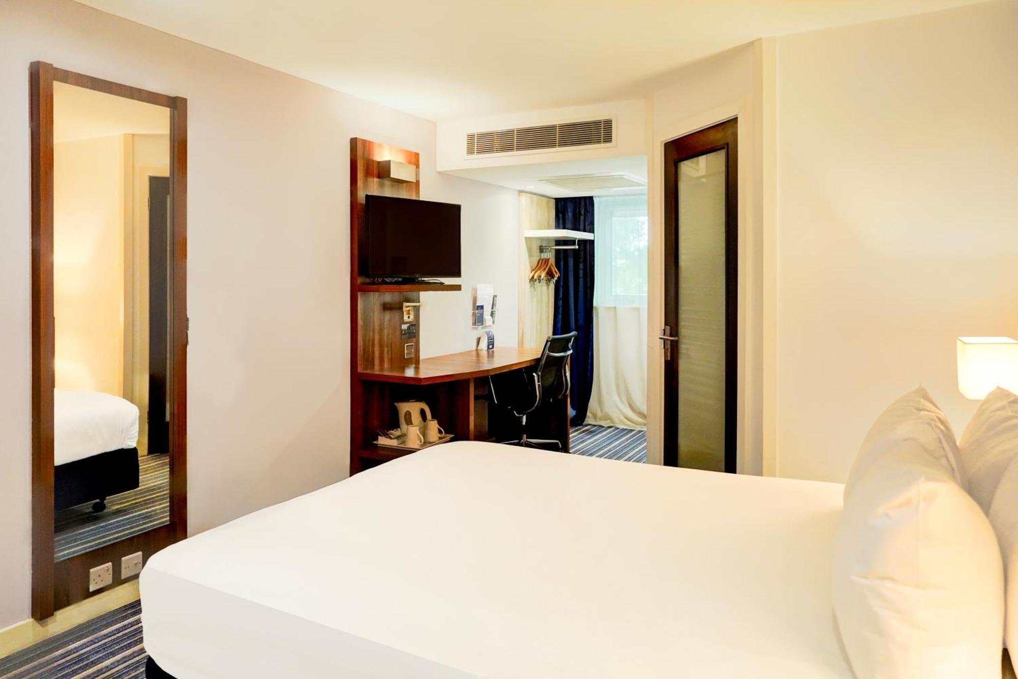 Belvilla Crewe City Centre Hotel Lifestyle Bagian luar foto