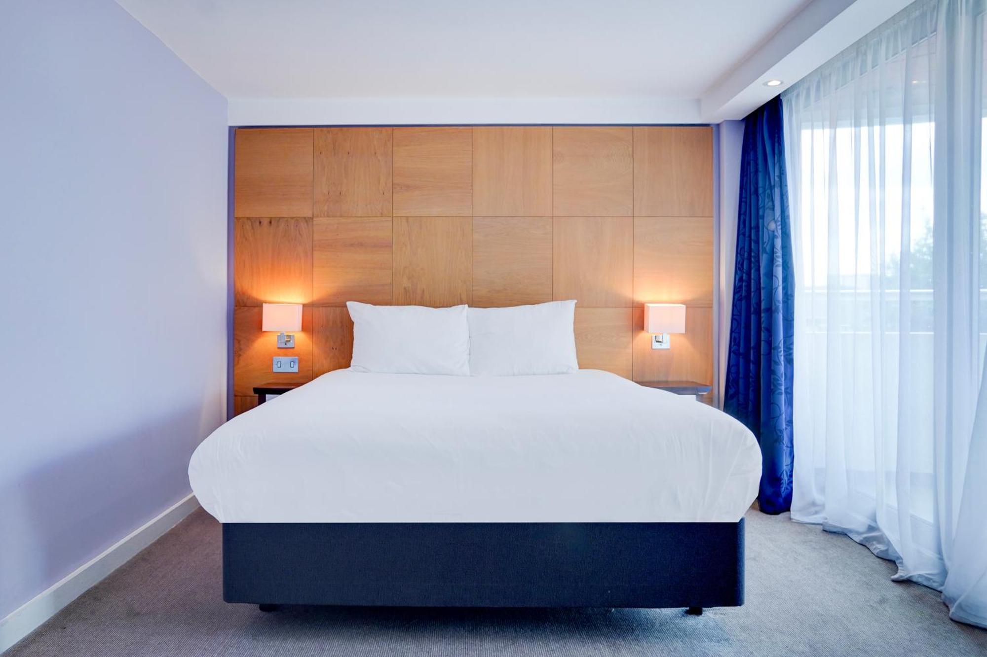 Belvilla Crewe City Centre Hotel Lifestyle Bagian luar foto