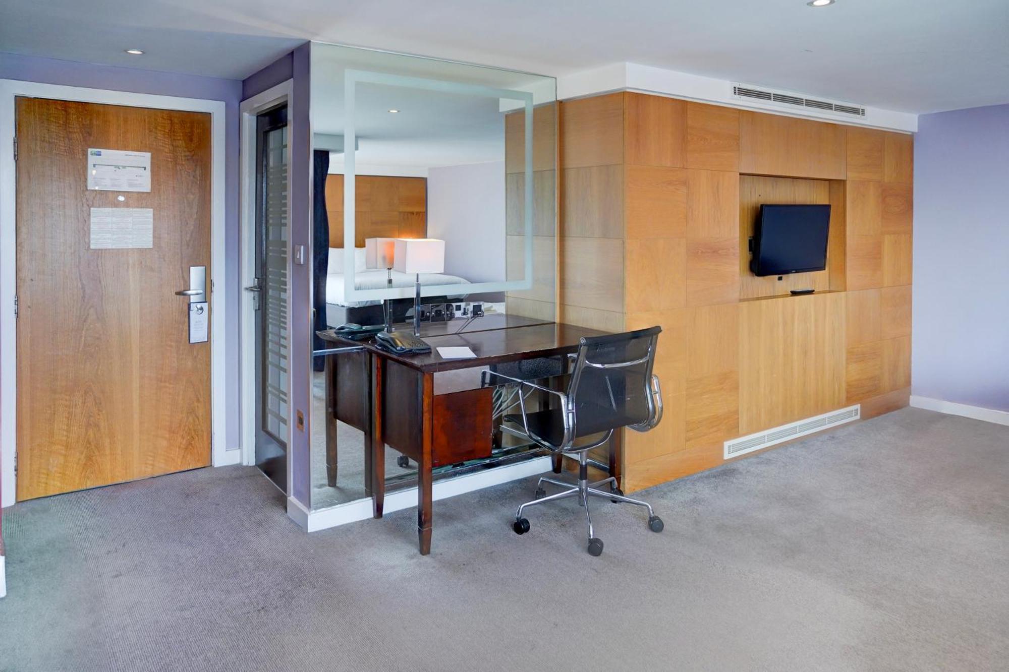 Belvilla Crewe City Centre Hotel Lifestyle Bagian luar foto