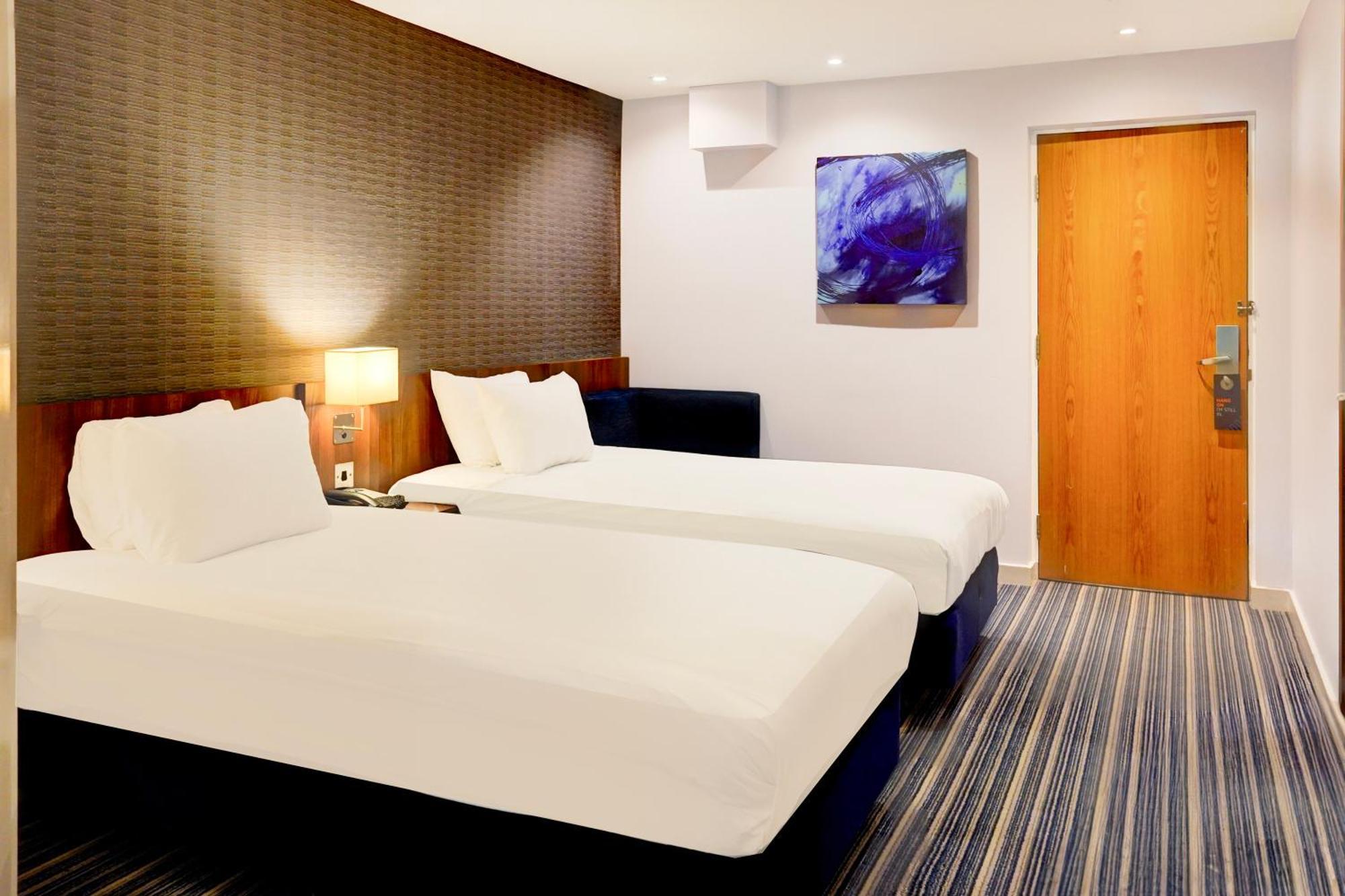 Belvilla Crewe City Centre Hotel Lifestyle Bagian luar foto