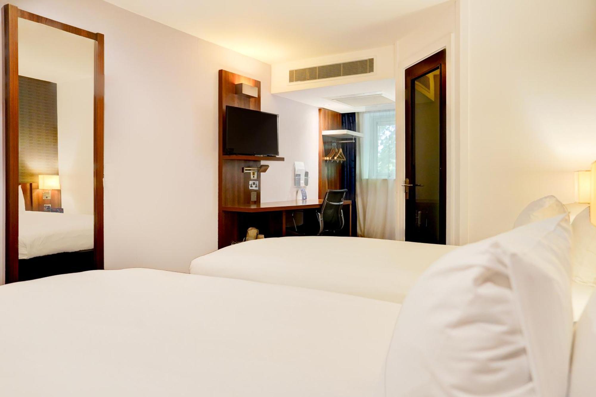 Belvilla Crewe City Centre Hotel Lifestyle Bagian luar foto