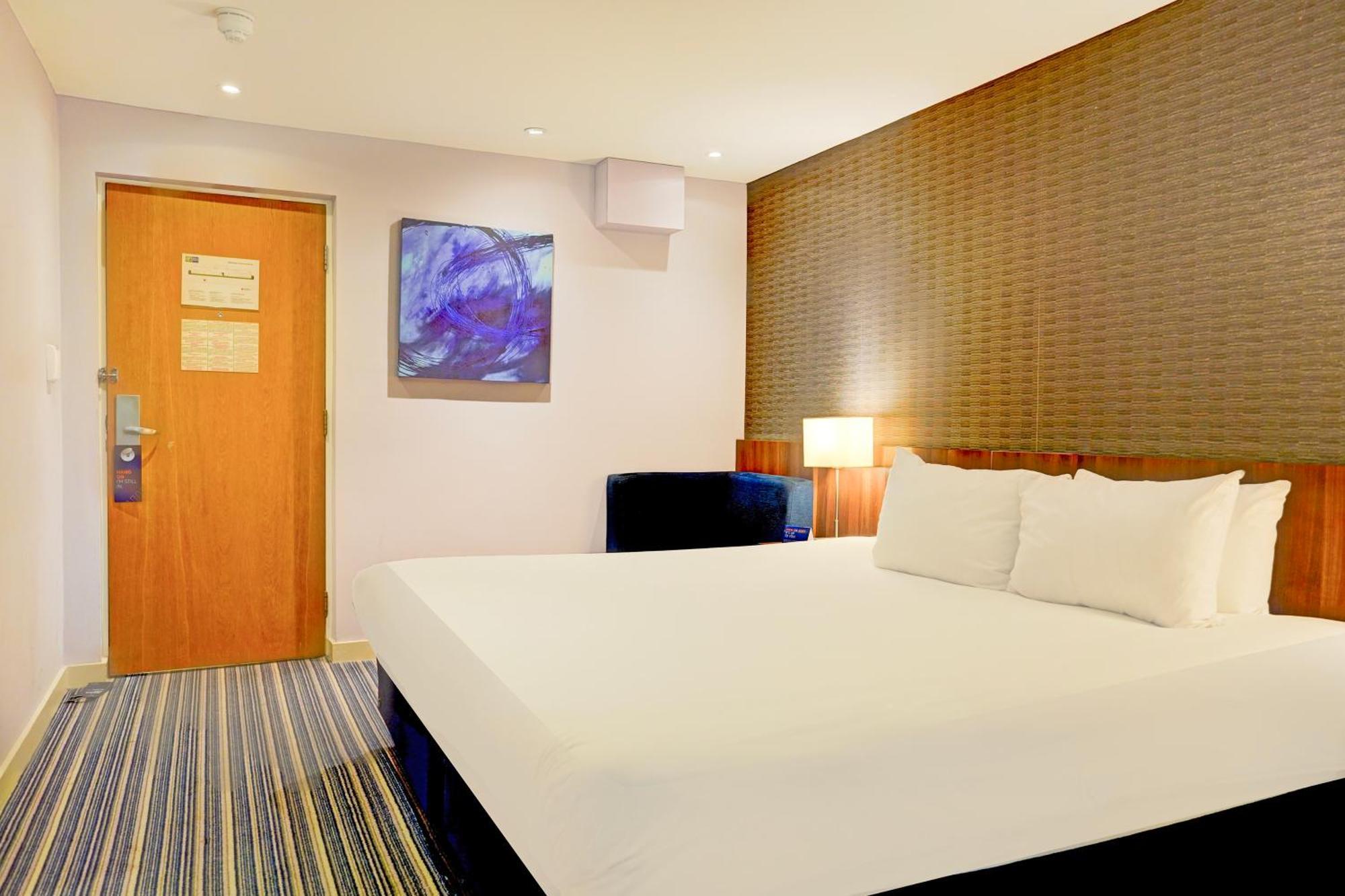 Belvilla Crewe City Centre Hotel Lifestyle Bagian luar foto