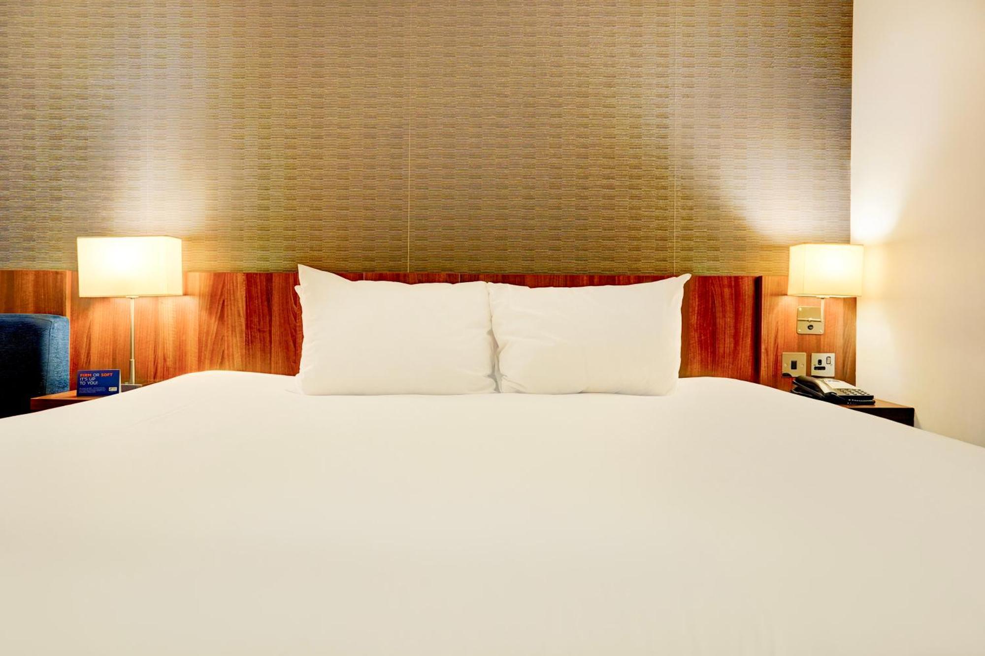 Belvilla Crewe City Centre Hotel Lifestyle Bagian luar foto