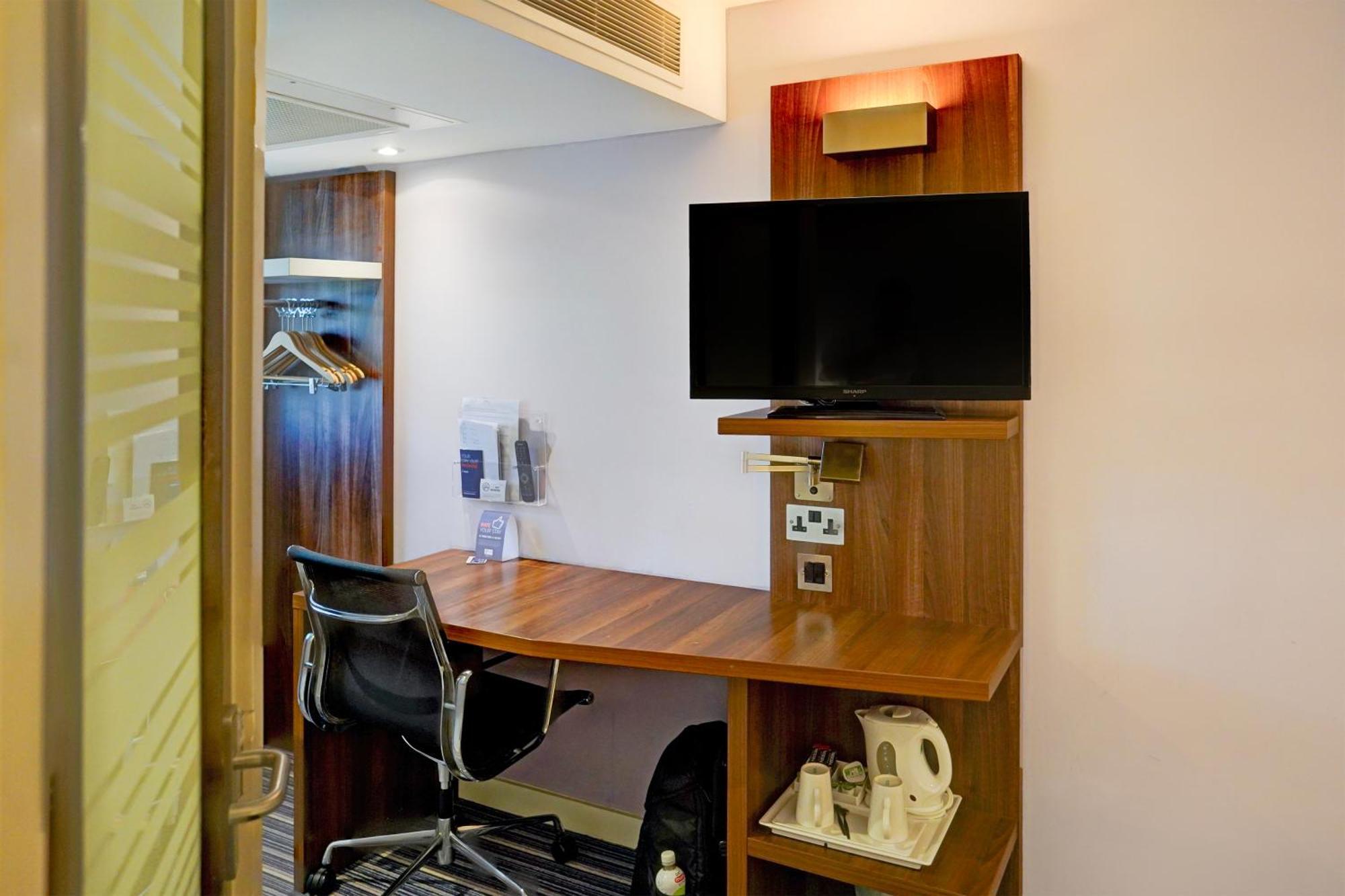 Belvilla Crewe City Centre Hotel Lifestyle Bagian luar foto