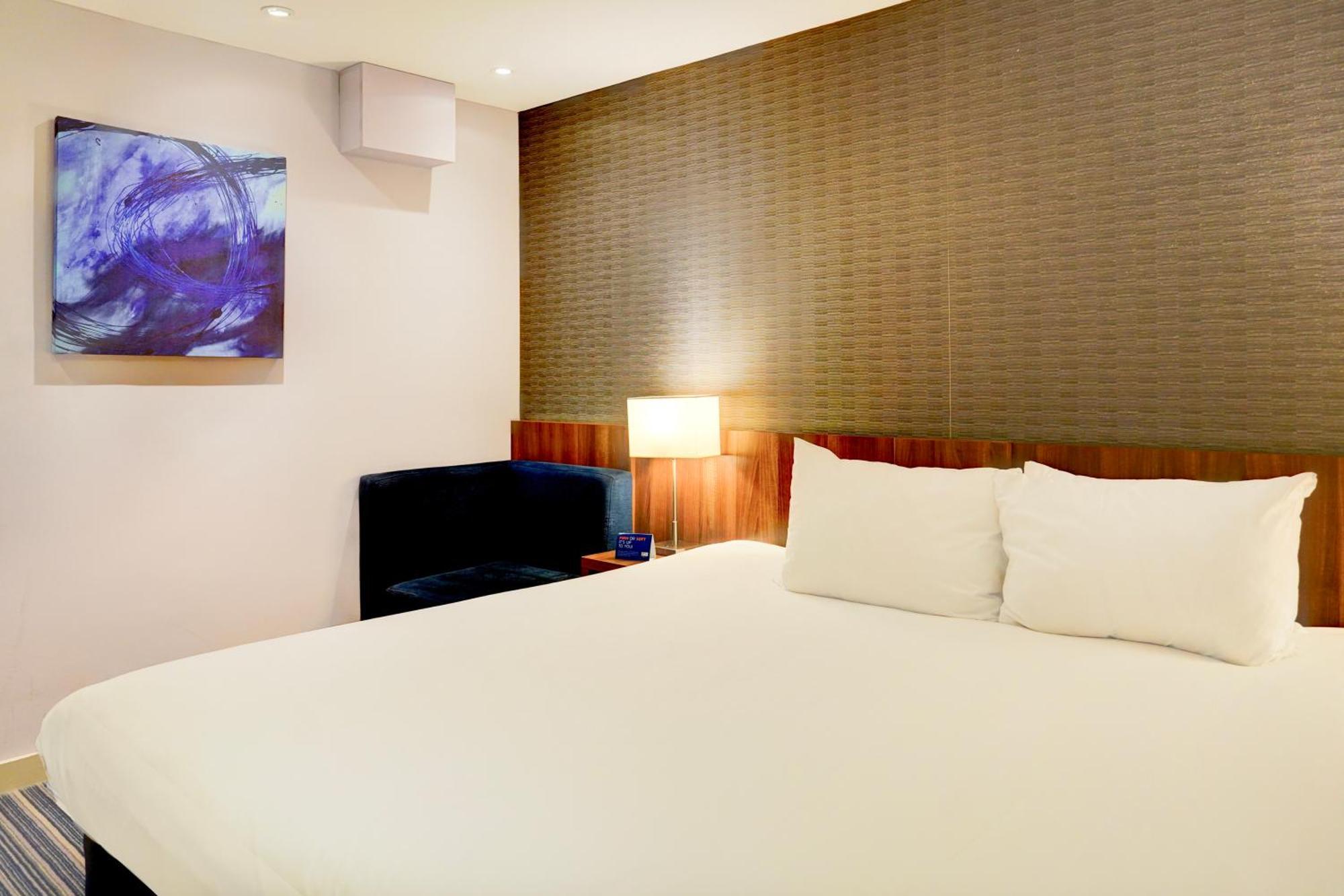 Belvilla Crewe City Centre Hotel Lifestyle Bagian luar foto