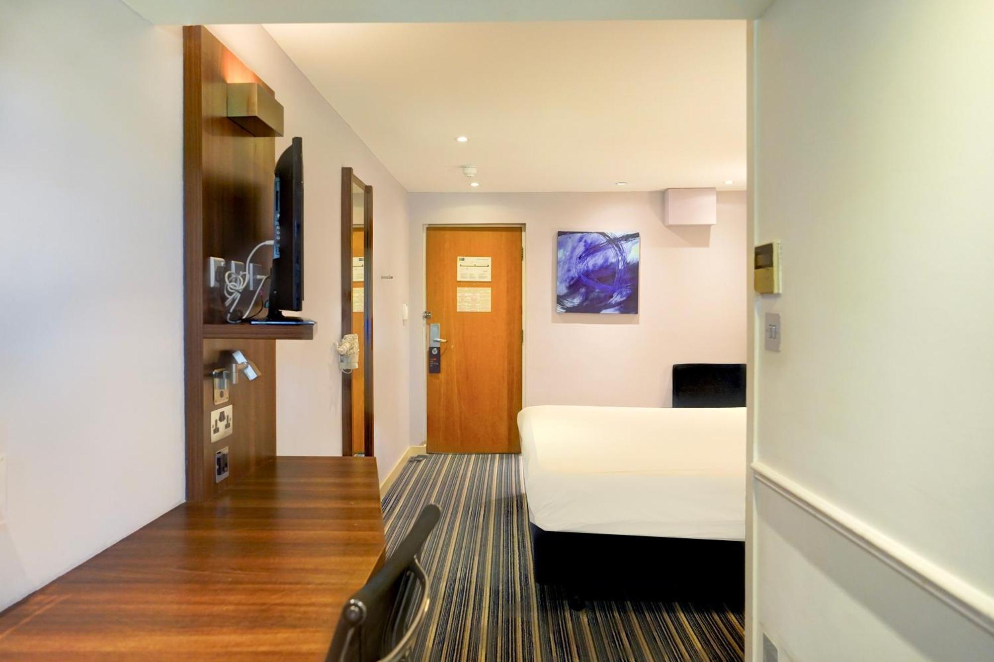 Belvilla Crewe City Centre Hotel Lifestyle Bagian luar foto