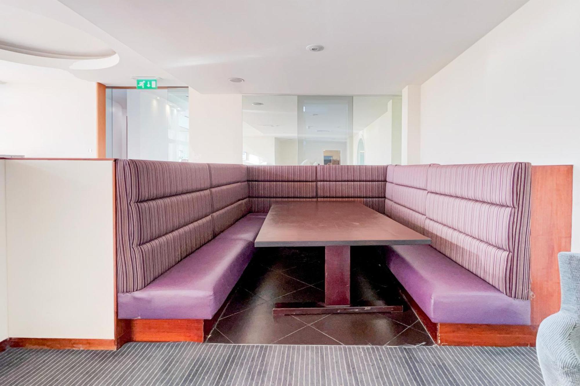 Belvilla Crewe City Centre Hotel Lifestyle Bagian luar foto