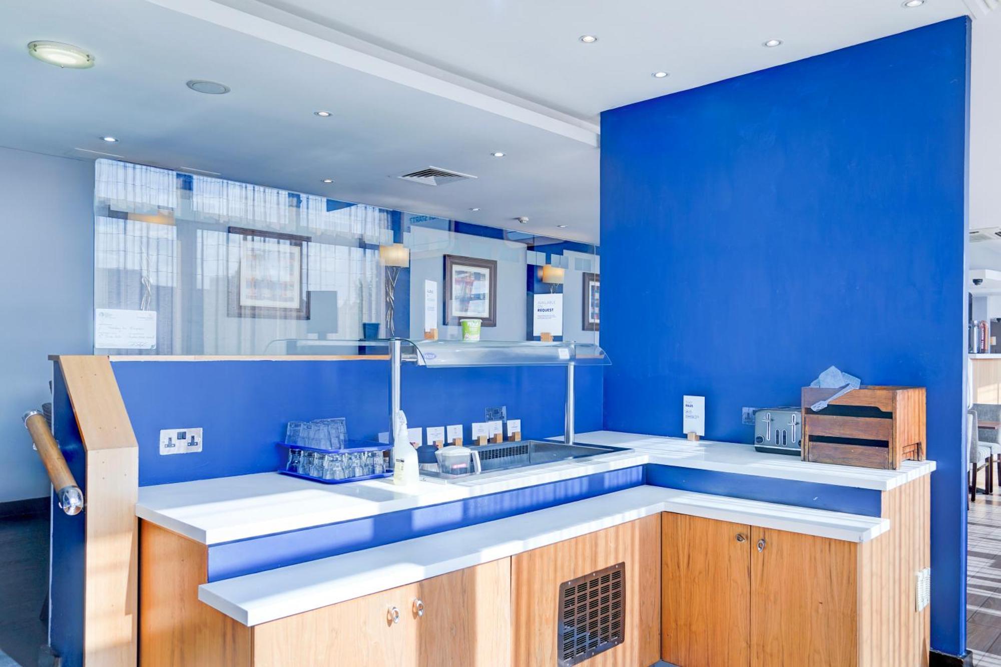 Belvilla Crewe City Centre Hotel Lifestyle Bagian luar foto