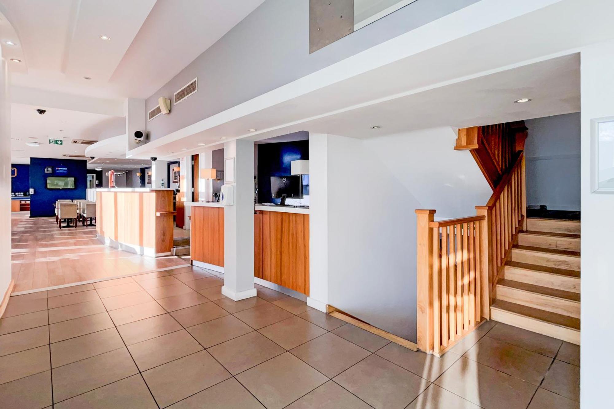 Belvilla Crewe City Centre Hotel Lifestyle Bagian luar foto