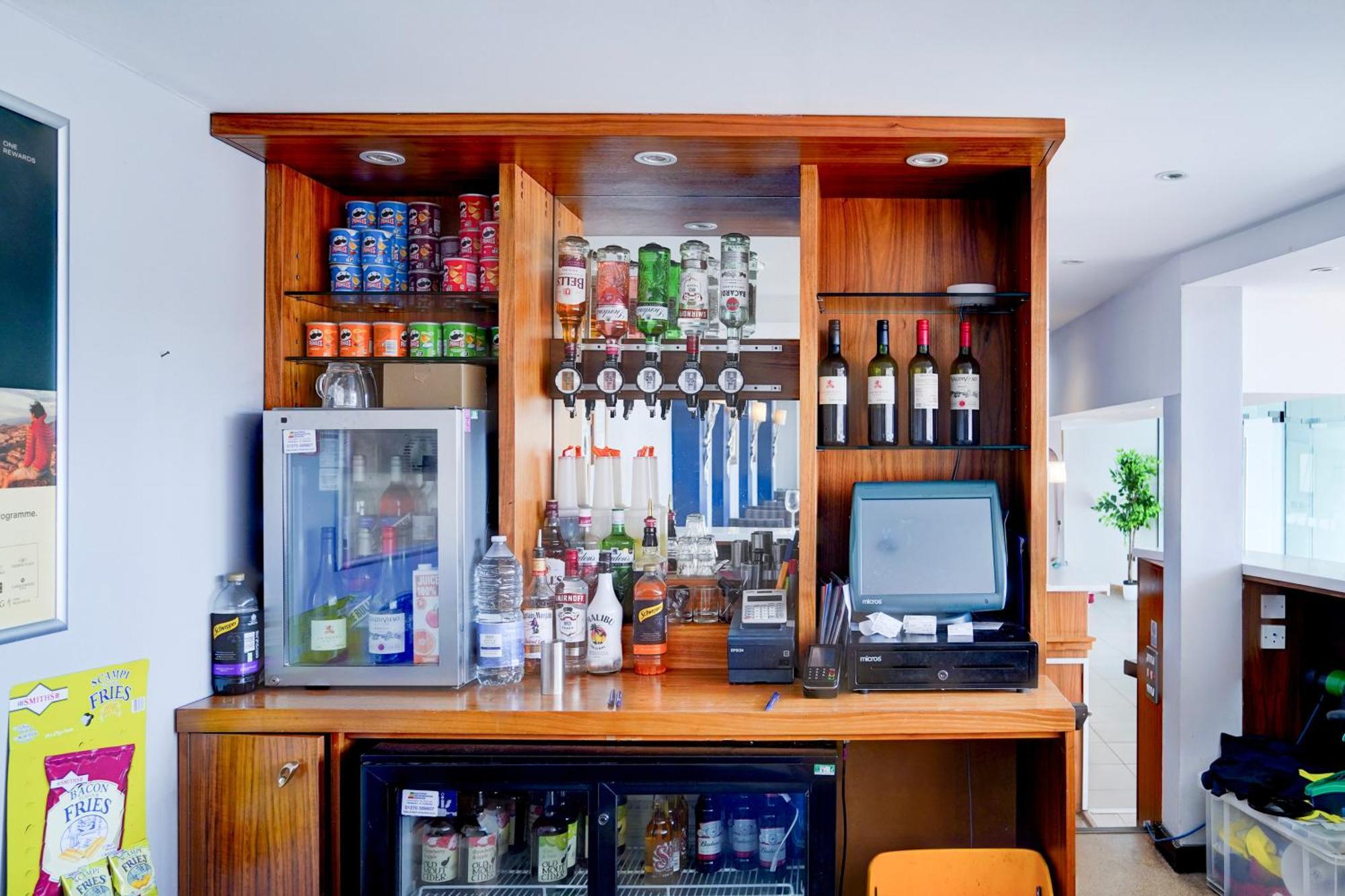 Belvilla Crewe City Centre Hotel Lifestyle Bagian luar foto