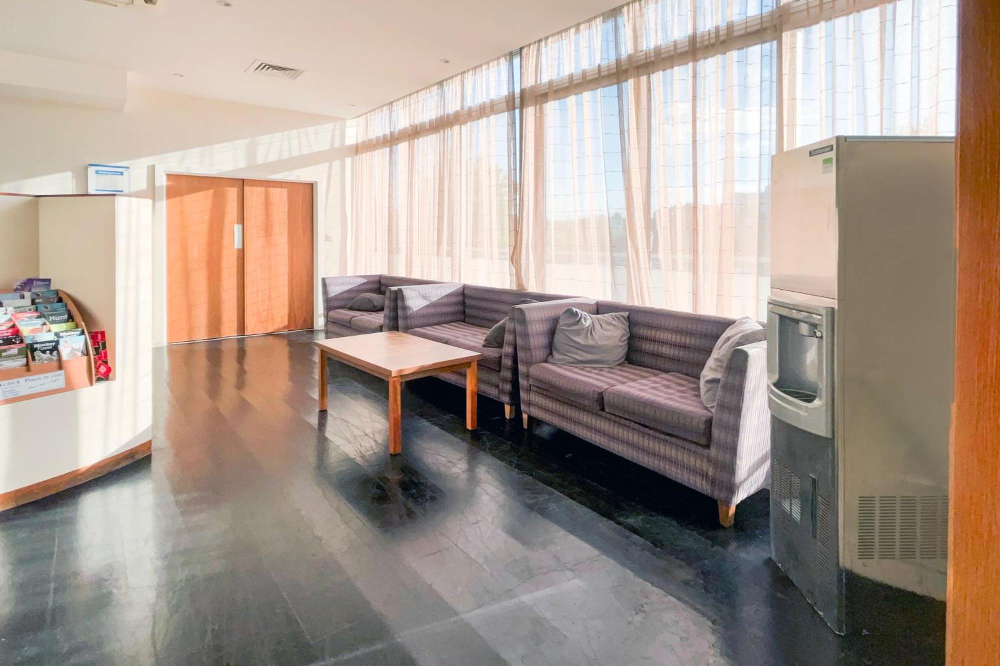 Belvilla Crewe City Centre Hotel Lifestyle Bagian luar foto