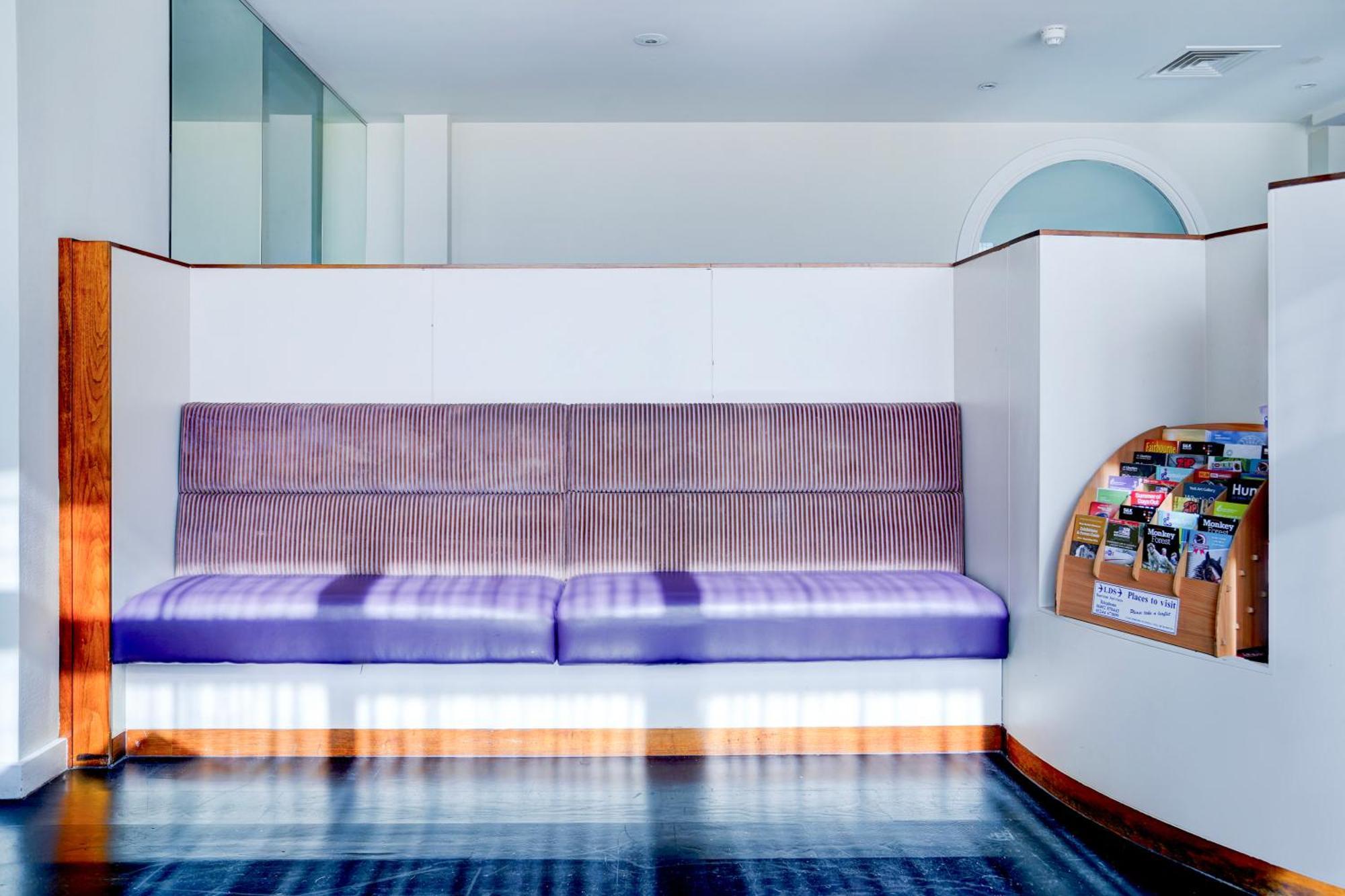 Belvilla Crewe City Centre Hotel Lifestyle Bagian luar foto