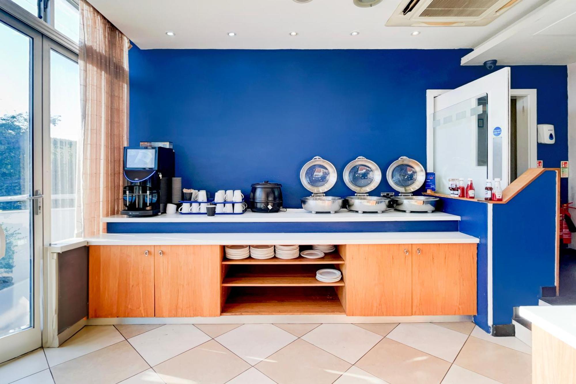 Belvilla Crewe City Centre Hotel Lifestyle Bagian luar foto
