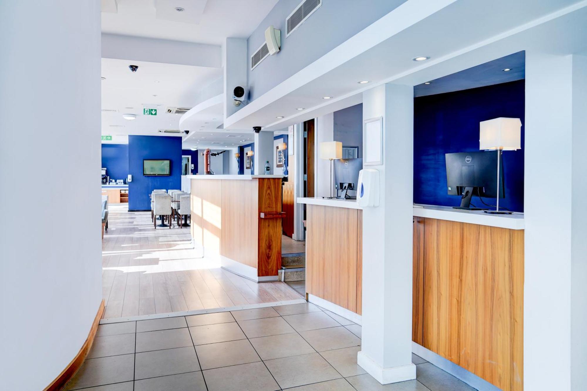 Belvilla Crewe City Centre Hotel Lifestyle Bagian luar foto