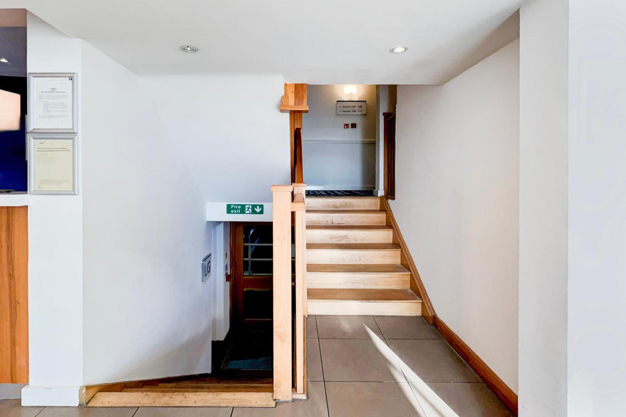 Belvilla Crewe City Centre Hotel Lifestyle Bagian luar foto
