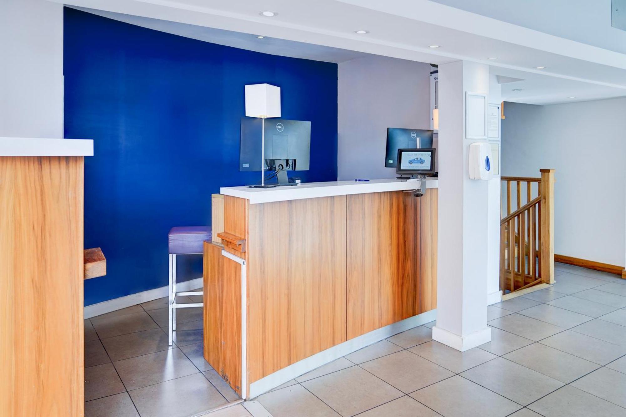Belvilla Crewe City Centre Hotel Lifestyle Bagian luar foto