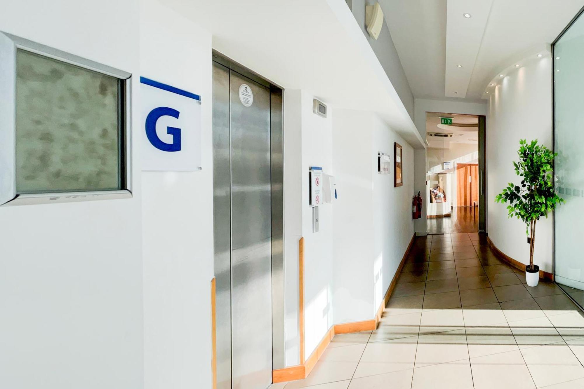 Belvilla Crewe City Centre Hotel Lifestyle Bagian luar foto