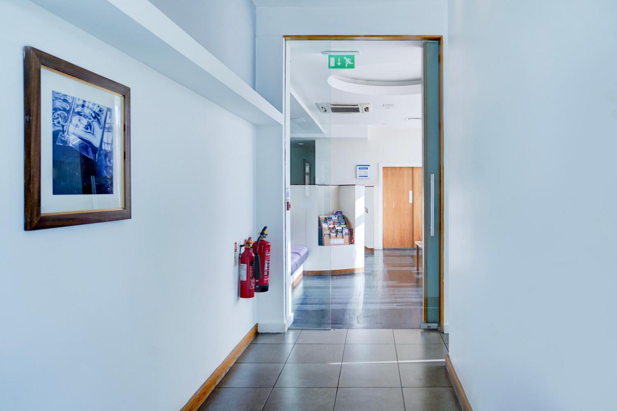 Belvilla Crewe City Centre Hotel Lifestyle Bagian luar foto