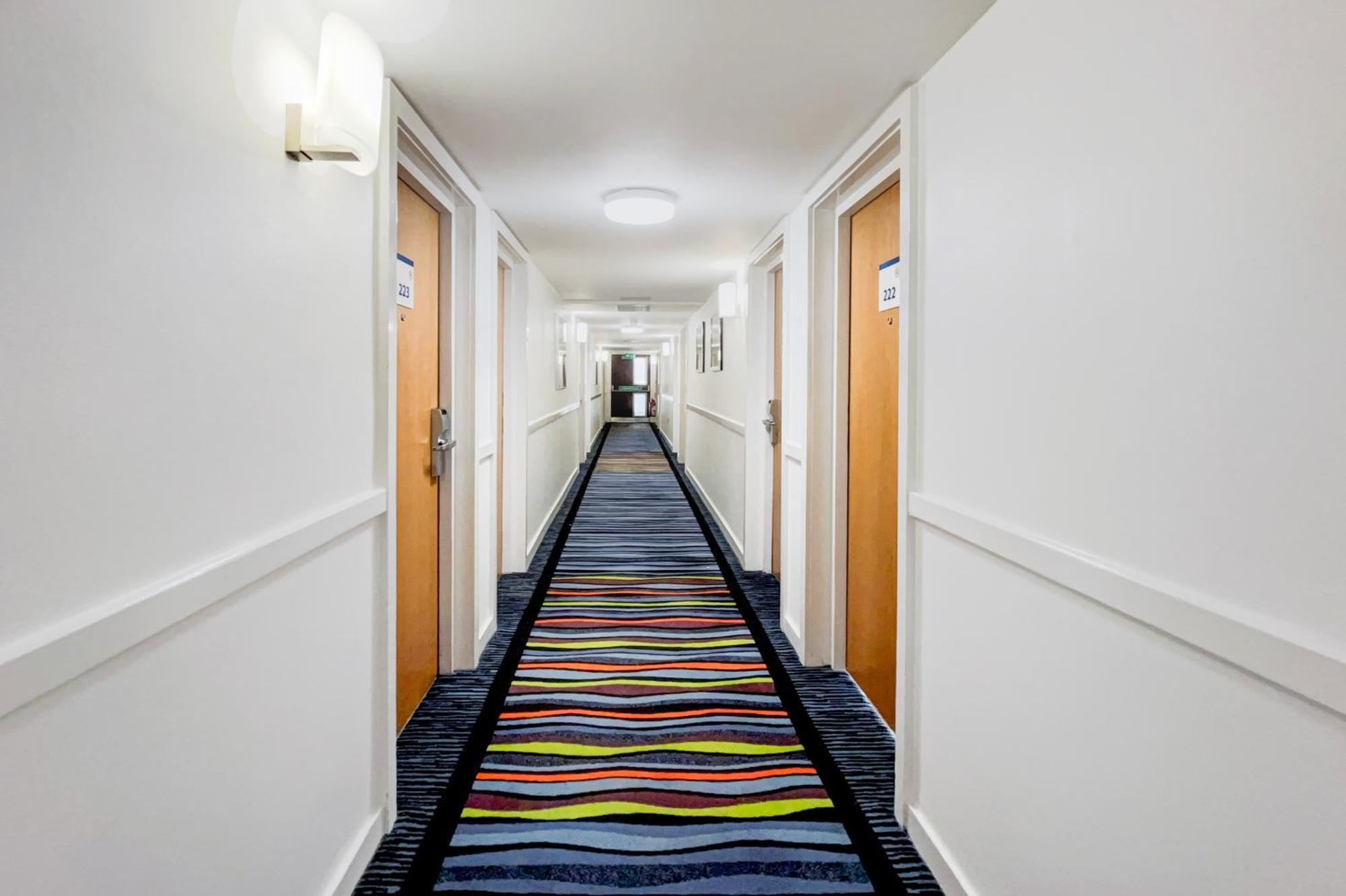 Belvilla Crewe City Centre Hotel Lifestyle Bagian luar foto