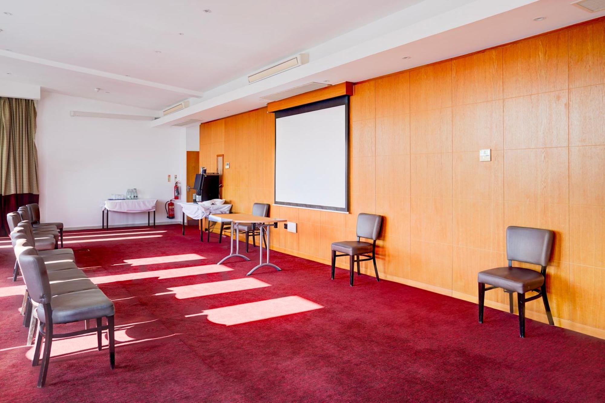 Belvilla Crewe City Centre Hotel Lifestyle Bagian luar foto