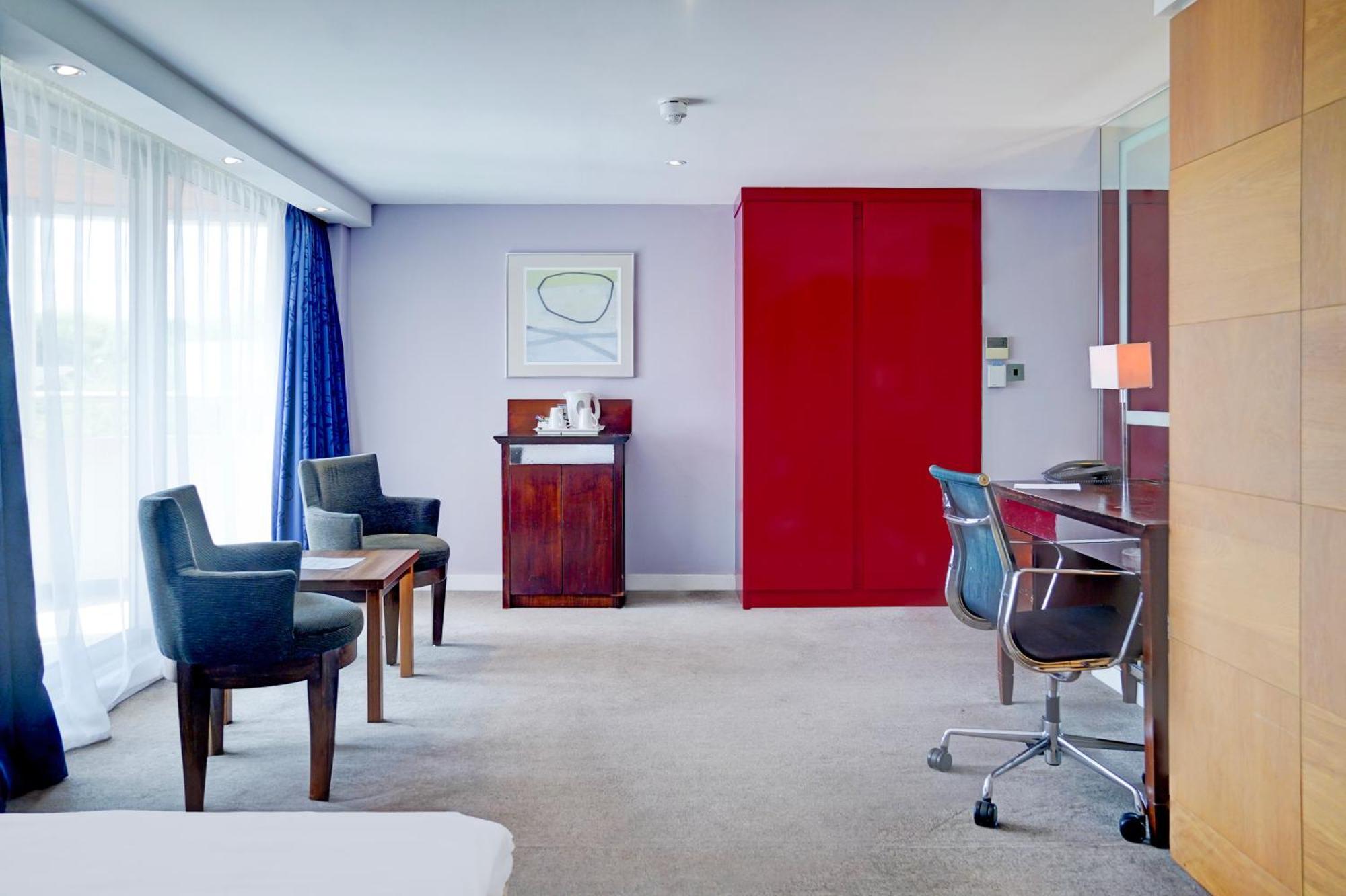Belvilla Crewe City Centre Hotel Lifestyle Bagian luar foto
