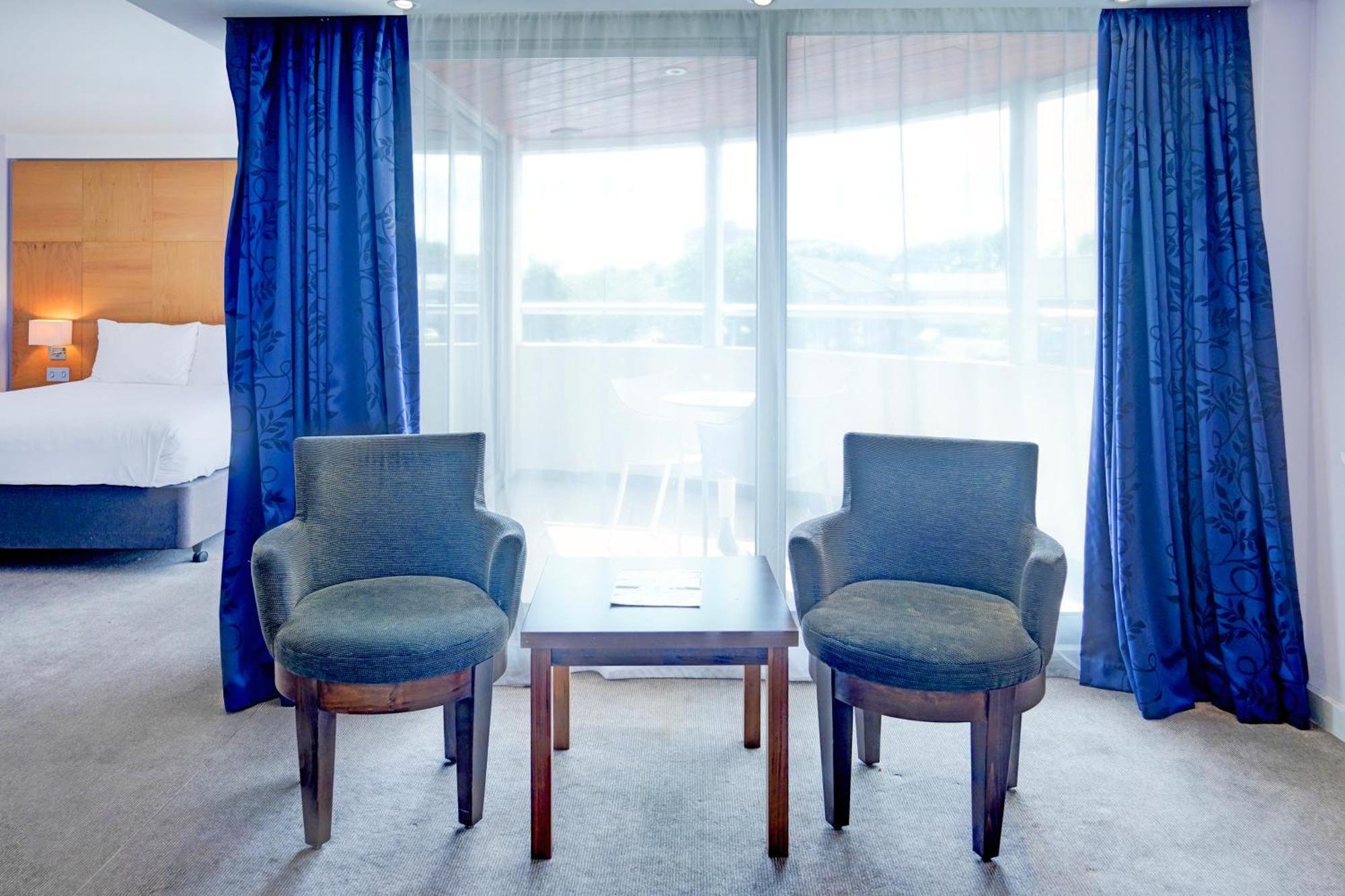 Belvilla Crewe City Centre Hotel Lifestyle Bagian luar foto