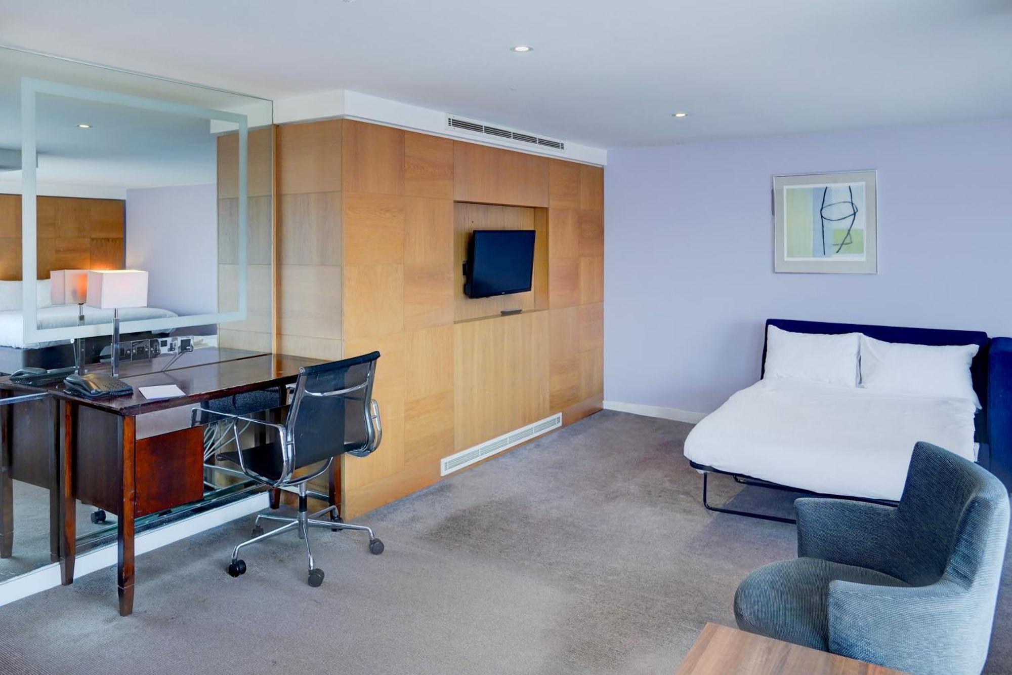 Belvilla Crewe City Centre Hotel Lifestyle Bagian luar foto