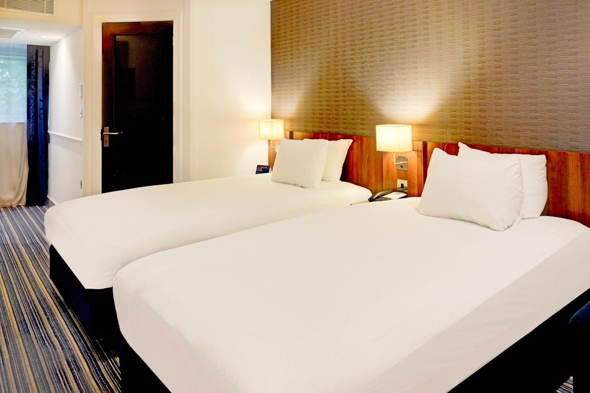 Belvilla Crewe City Centre Hotel Lifestyle Bagian luar foto