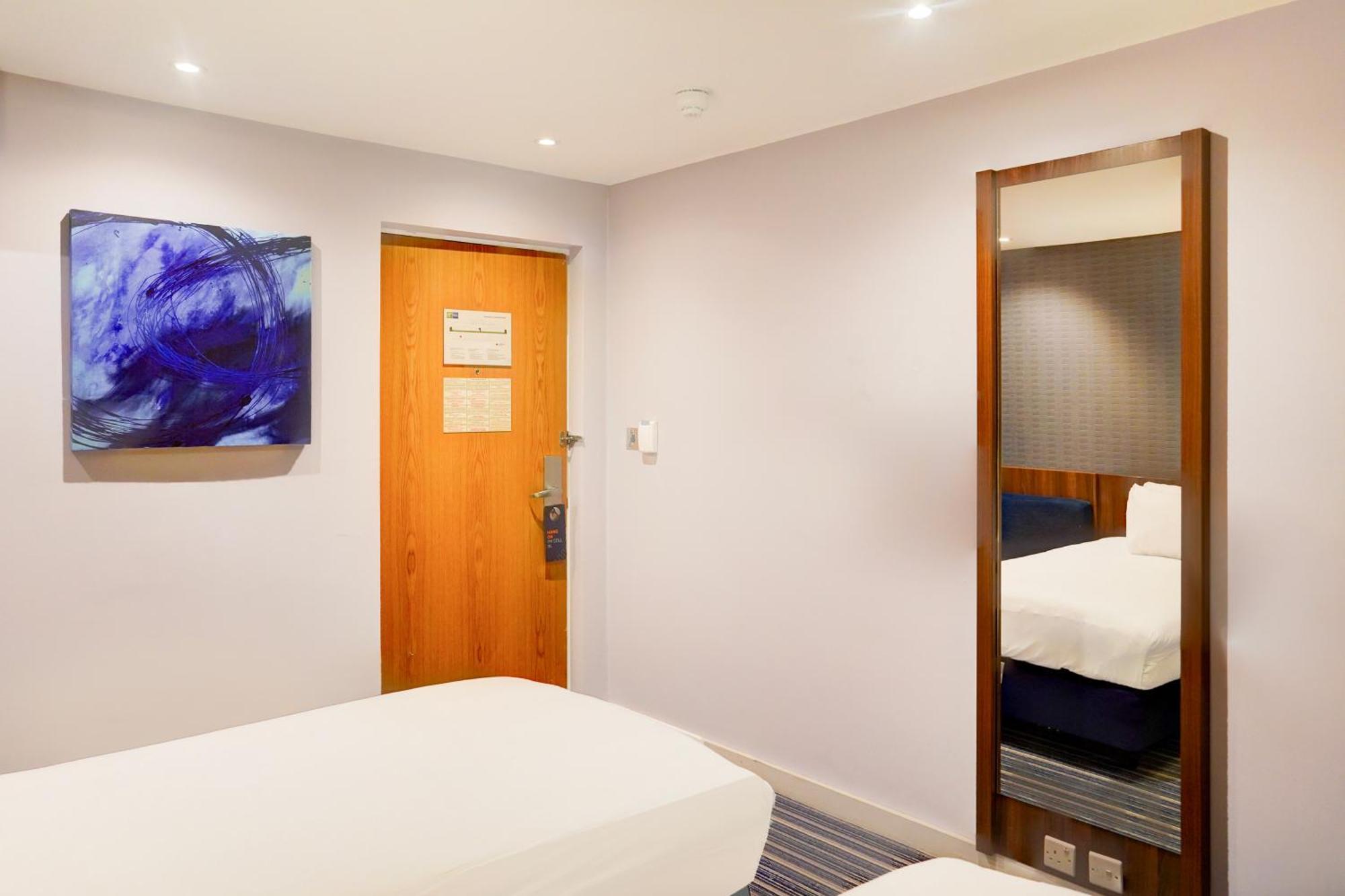 Belvilla Crewe City Centre Hotel Lifestyle Bagian luar foto