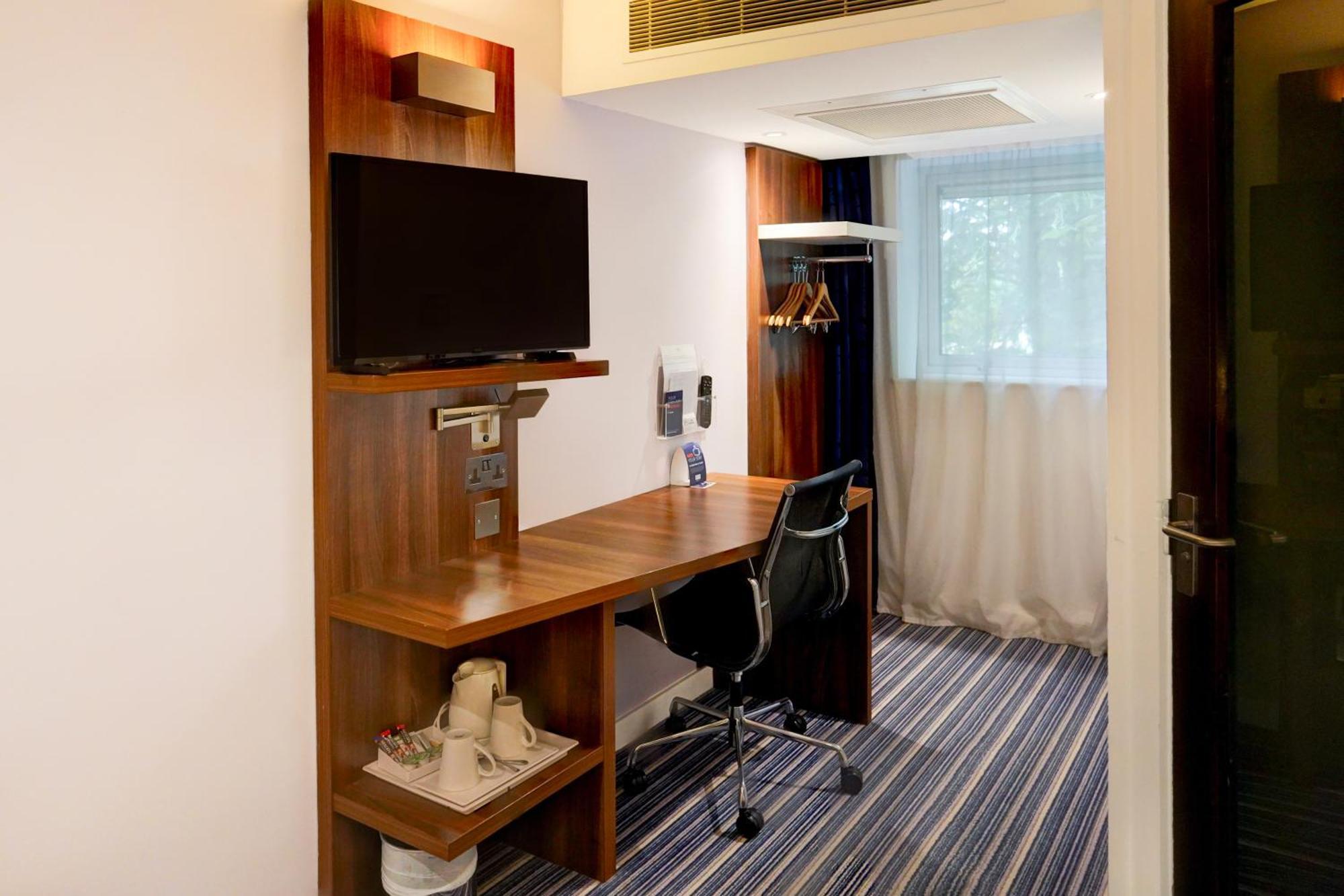 Belvilla Crewe City Centre Hotel Lifestyle Bagian luar foto