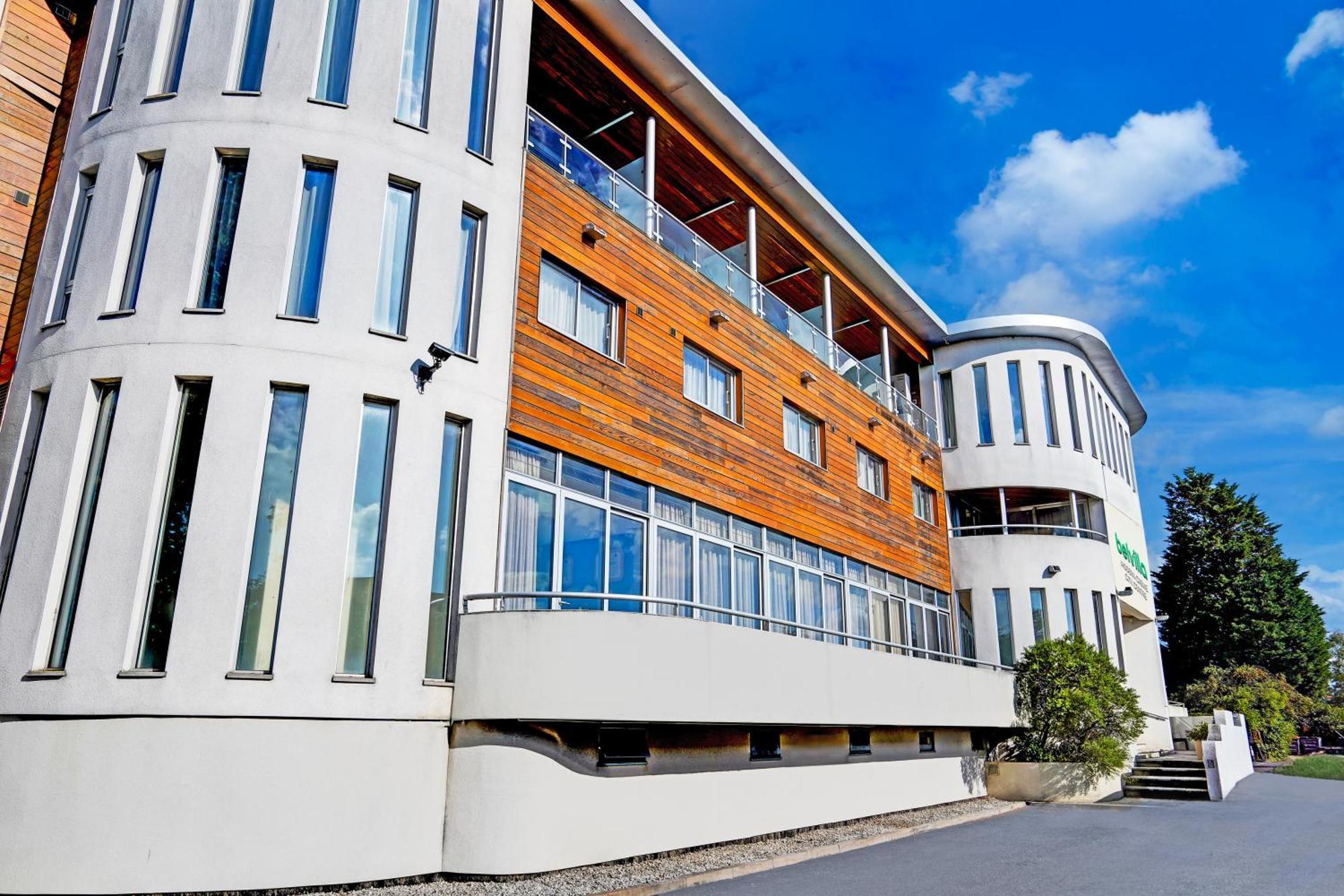 Belvilla Crewe City Centre Hotel Lifestyle Bagian luar foto